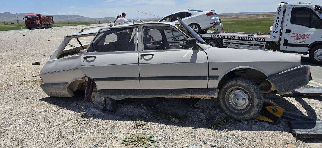 Konya’da kaza! Kavşakta çarpışan araçlar bu hale geldi 4